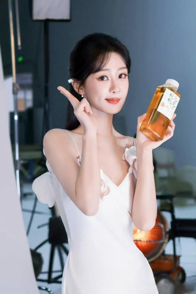 ！杨紫携果子熟了无糖茶走向世界开元棋牌网站雨中撑伞茶香四溢(图7)