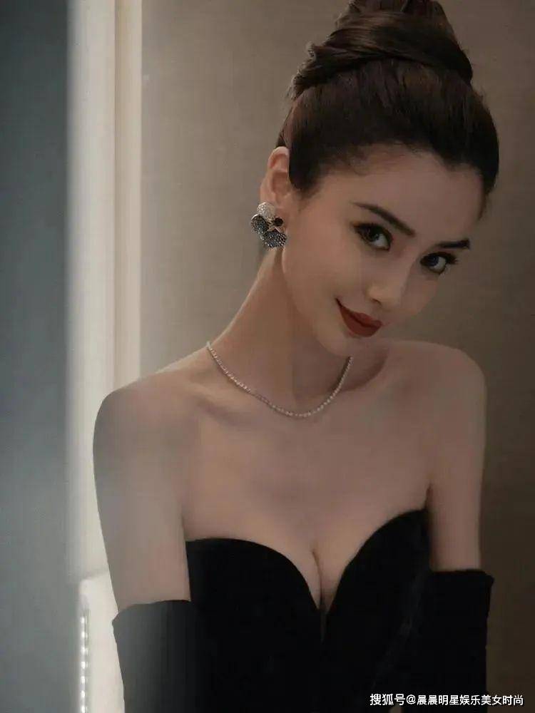 度S曲线尽显水蛇腰风采美到窒息！开元棋牌网站震惊！杨颖穿出新高(图2)