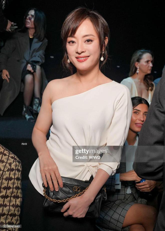 no大秀她气色红润没了嘴下痣她更美了开元棋牌孙俪穿白裙去Valenti(图4)