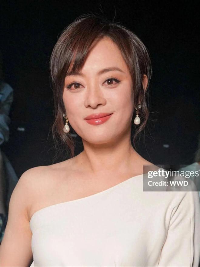 no大秀她气色红润没了嘴下痣她更美了开元棋牌孙俪穿白裙去Valenti(图5)
