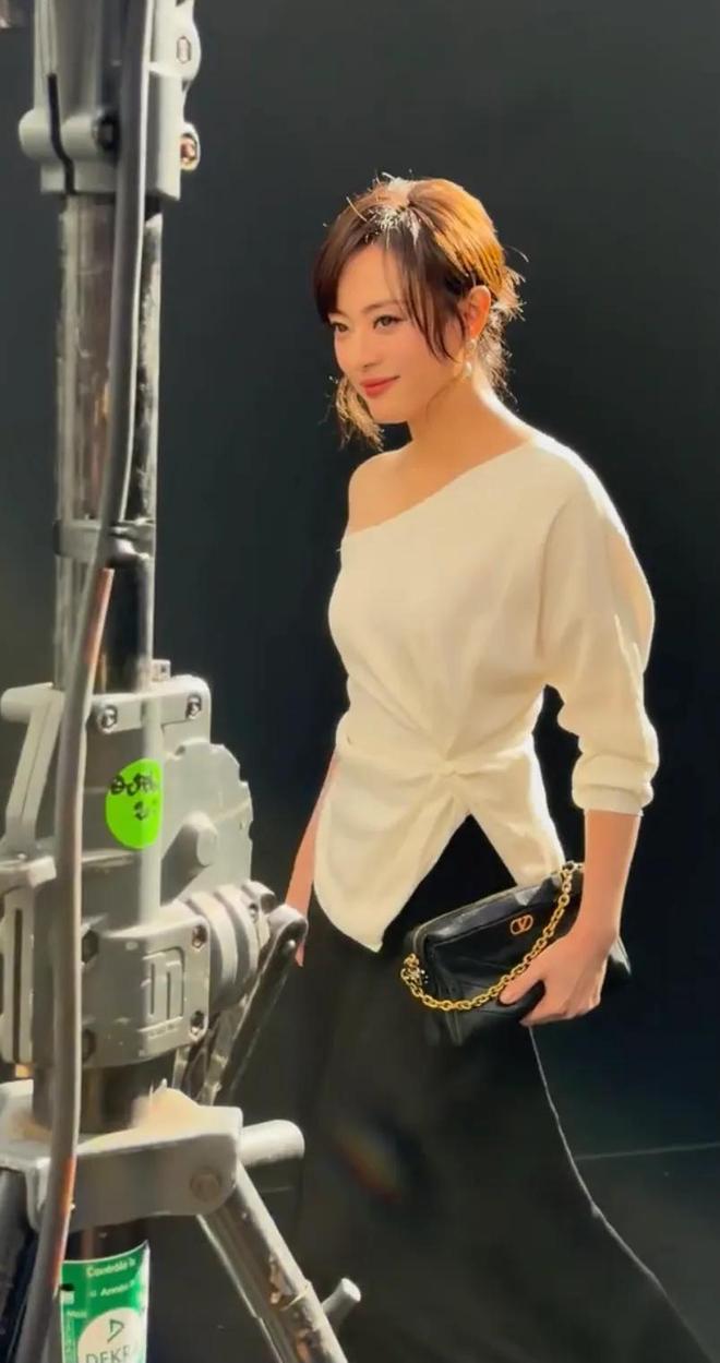 no大秀她气色红润没了嘴下痣她更美了开元棋牌孙俪穿白裙去Valenti(图7)