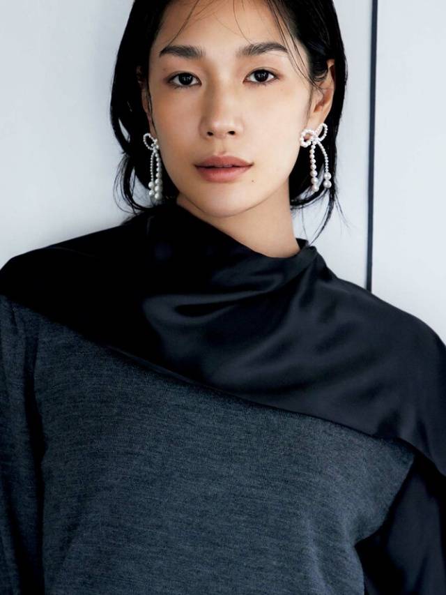 学会用珠宝50+女性尤其不可忽略开元棋牌灰色穿搭的高级感秘诀：要(图2)