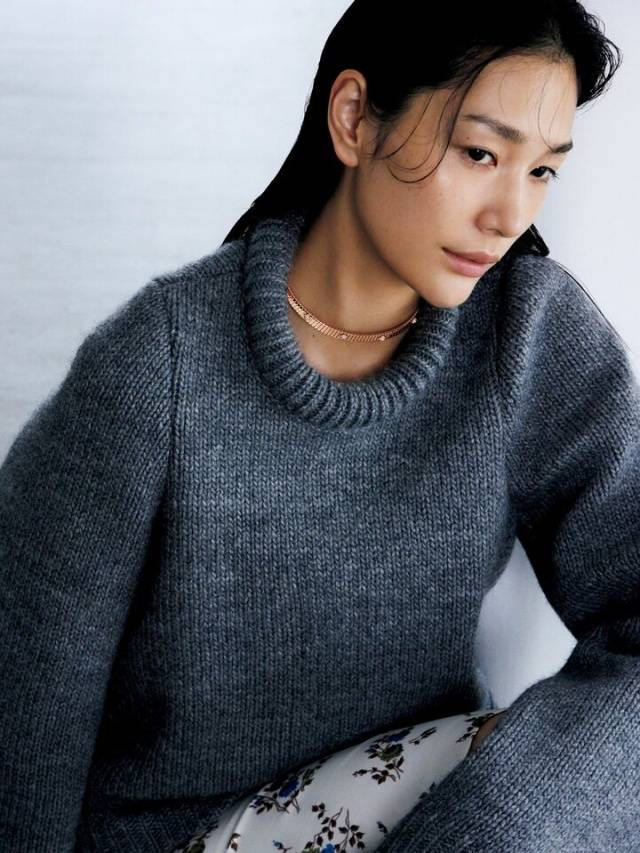 学会用珠宝50+女性尤其不可忽略开元棋牌灰色穿搭的高级感秘诀：要(图7)