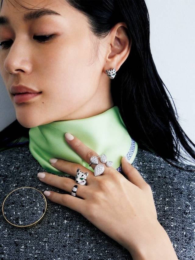 学会用珠宝50+女性尤其不可忽略开元棋牌灰色穿搭的高级感秘诀：要(图8)