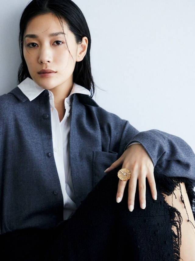 学会用珠宝50+女性尤其不可忽略开元棋牌灰色穿搭的高级感秘诀：要(图10)