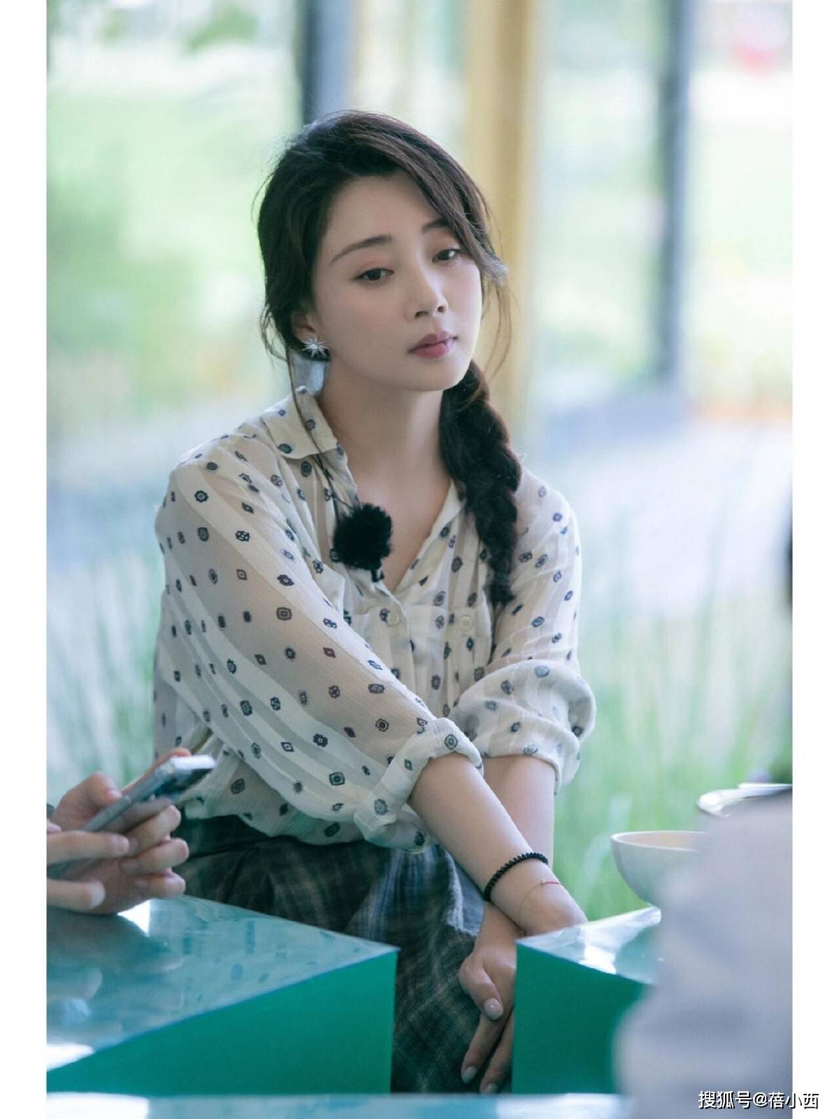 很值得中年女性借鉴时尚、优雅还减龄开元棋牌被45岁殷桃的穿搭惊艳到！(图3)