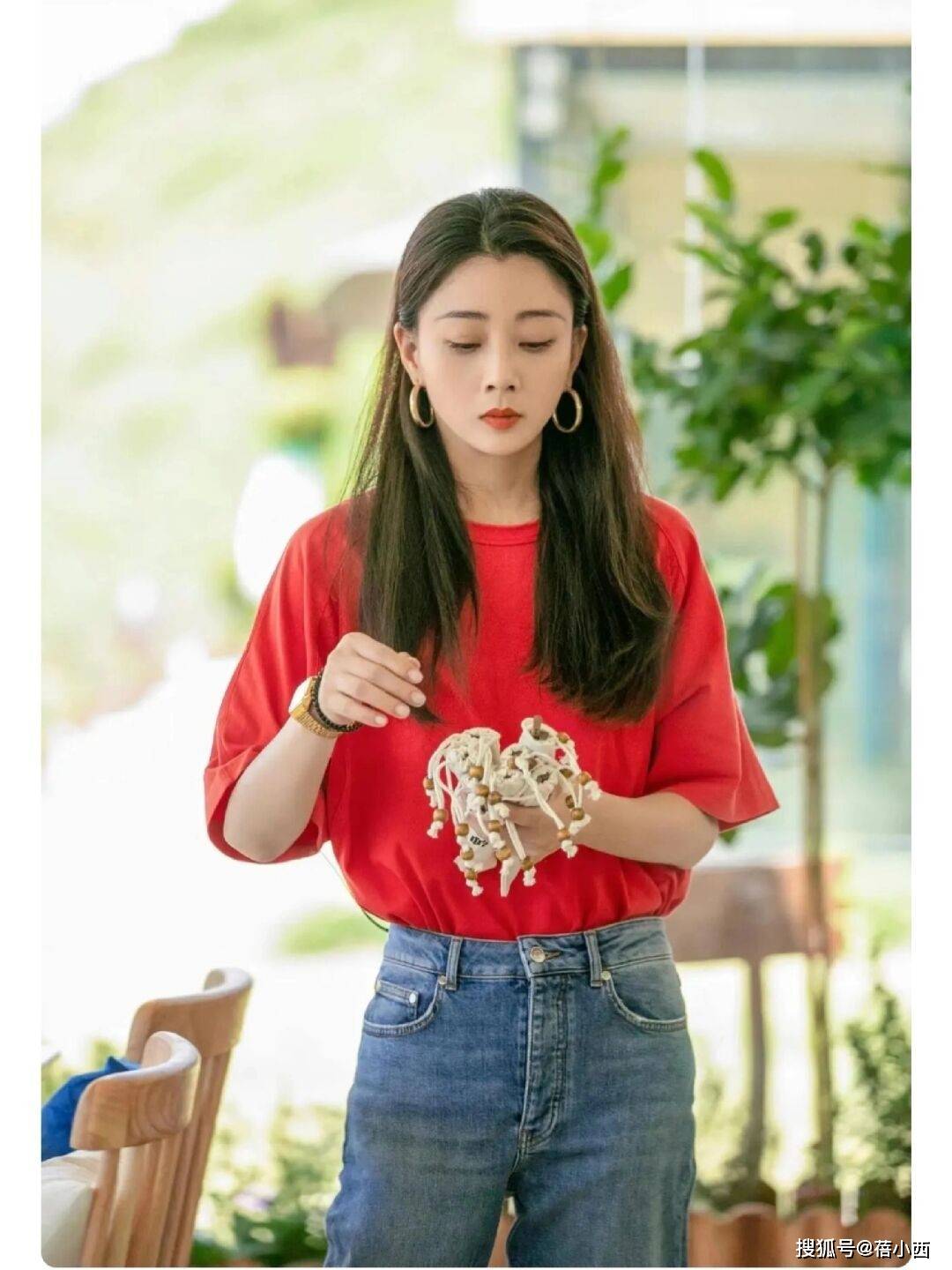 很值得中年女性借鉴时尚、优雅还减龄开元棋牌被45岁殷桃的穿搭惊艳到！(图1)