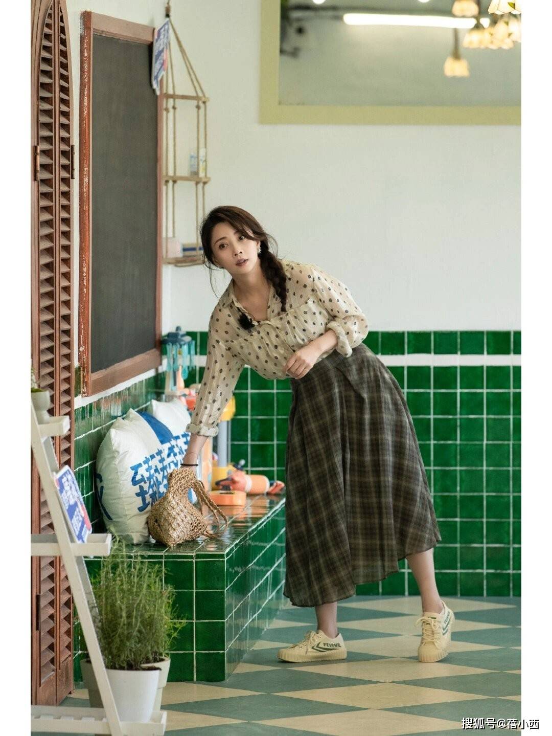 很值得中年女性借鉴时尚、优雅还减龄开元棋牌被45岁殷桃的穿搭惊艳到！(图2)