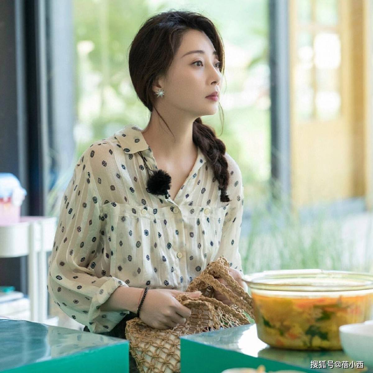 很值得中年女性借鉴时尚、优雅还减龄开元棋牌被45岁殷桃的穿搭惊艳到！(图6)