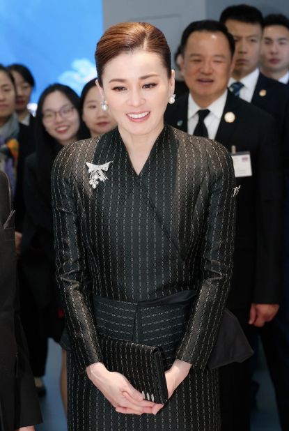 华诗妮娜重回泰王室舞台！开元棋牌苏提达八套造型访(图3)