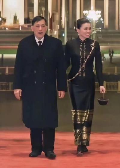 华诗妮娜重回泰王室舞台！开元棋牌苏提达八套造型访(图9)