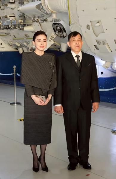 华诗妮娜重回泰王室舞台！开元棋牌苏提达八套造型访(图2)