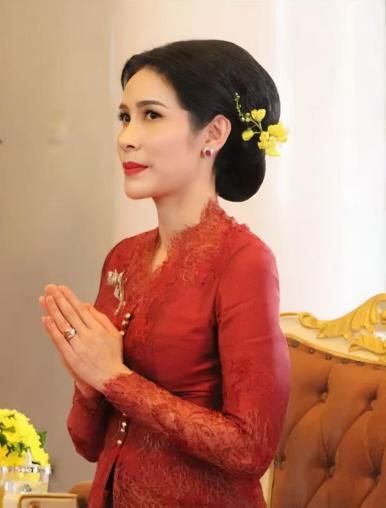 华诗妮娜重回泰王室舞台！开元棋牌苏提达八套造型访(图4)