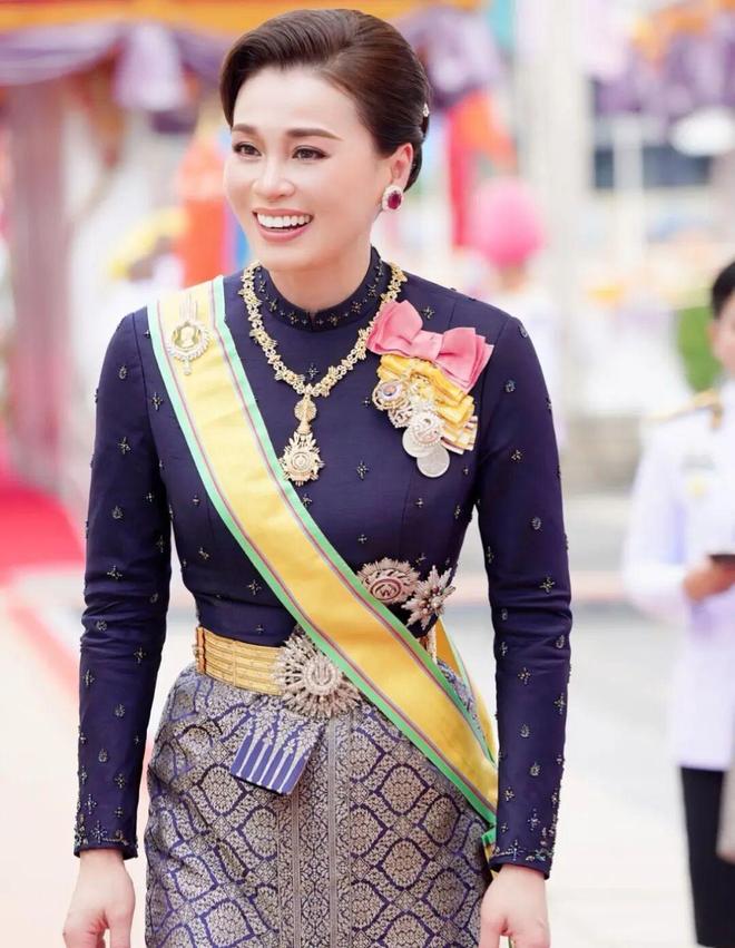 华诗妮娜重回泰王室舞台！开元棋牌苏提达八套造型访(图20)
