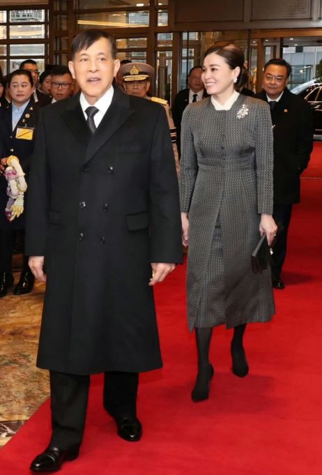 华诗妮娜重回泰王室舞台！开元棋牌苏提达八套造型访(图23)