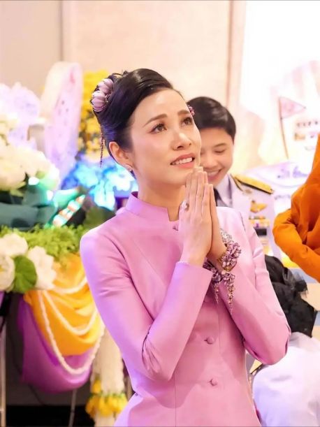 华诗妮娜重回泰王室舞台！开元棋牌苏提达八套造型访(图25)