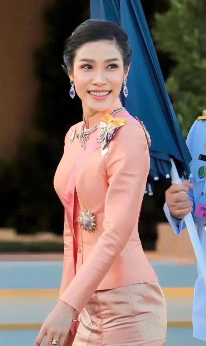 华诗妮娜重回泰王室舞台！开元棋牌苏提达八套造型访(图22)