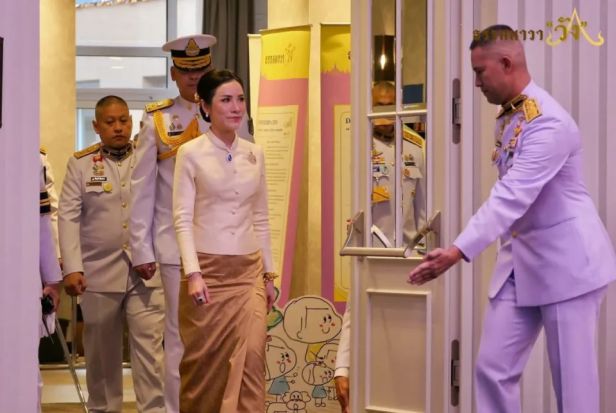 华诗妮娜重回泰王室舞台！开元棋牌苏提达八套造型访(图19)