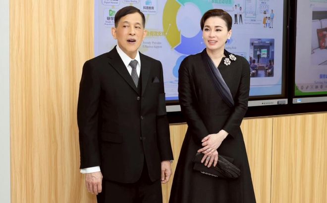 华诗妮娜重回泰王室舞台！开元棋牌苏提达八套造型访(图17)