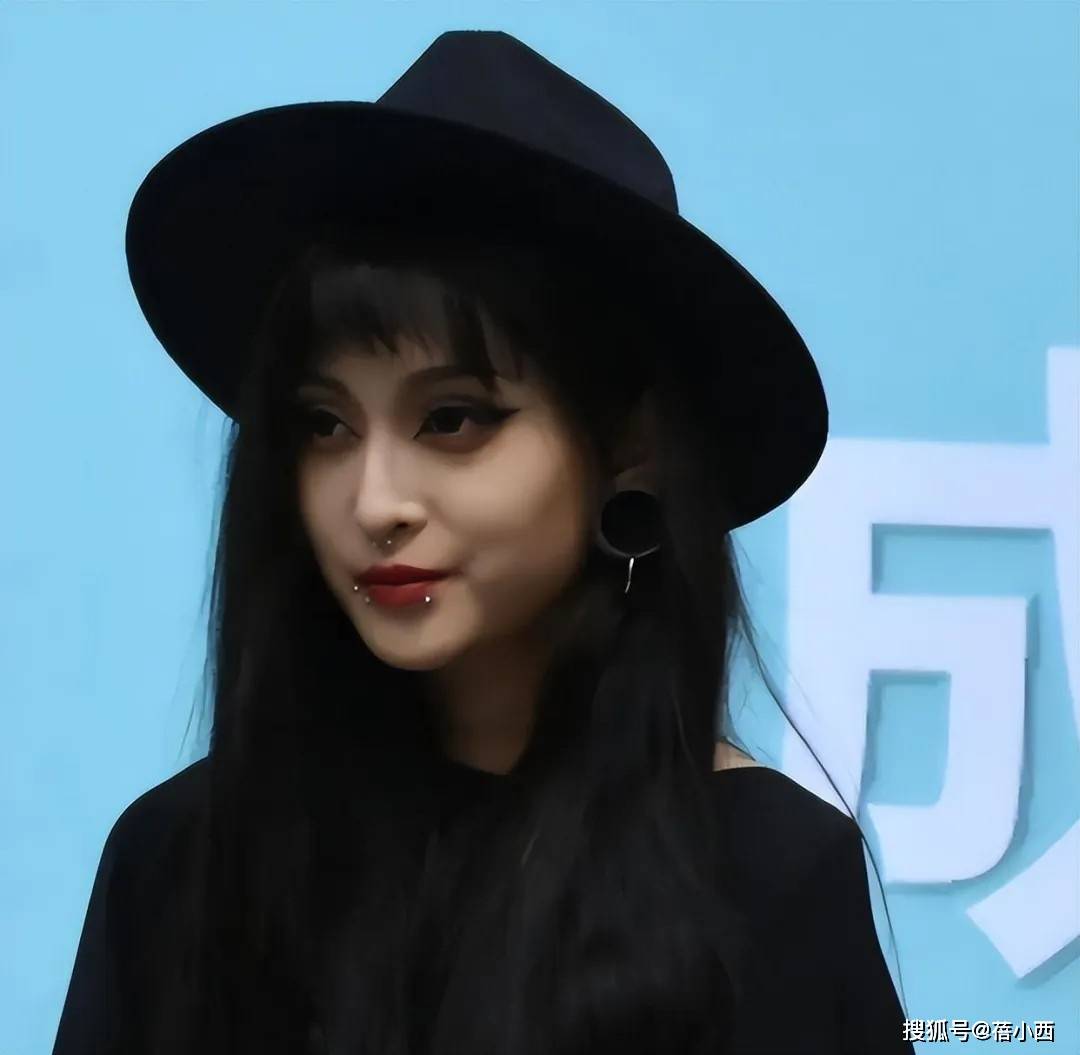 亮相一黑一白两人穿得时髦但站得好尴尬开元