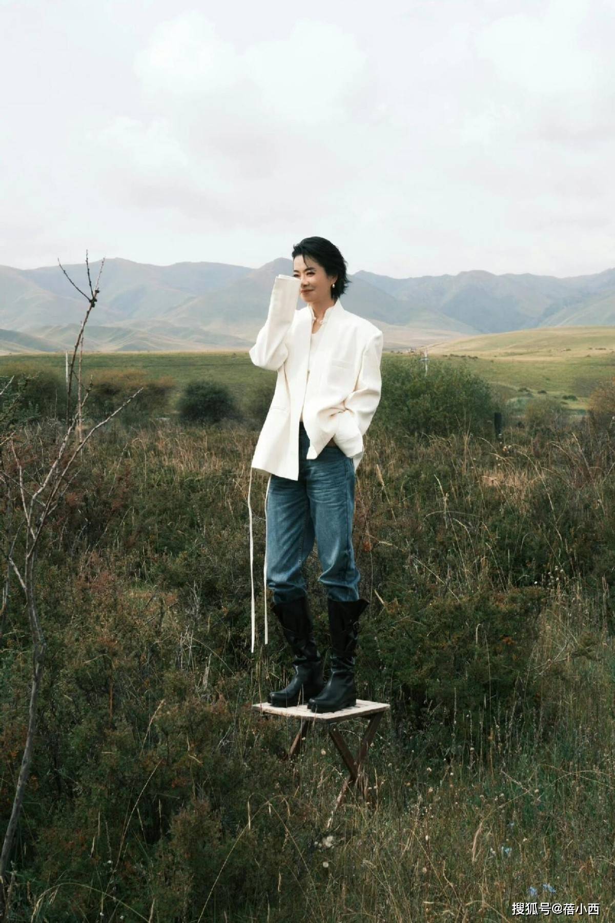 亮相一黑一白两人穿得时髦但站得好尴尬开元棋牌试玩61岁毛阿敏带19岁女儿(图2)