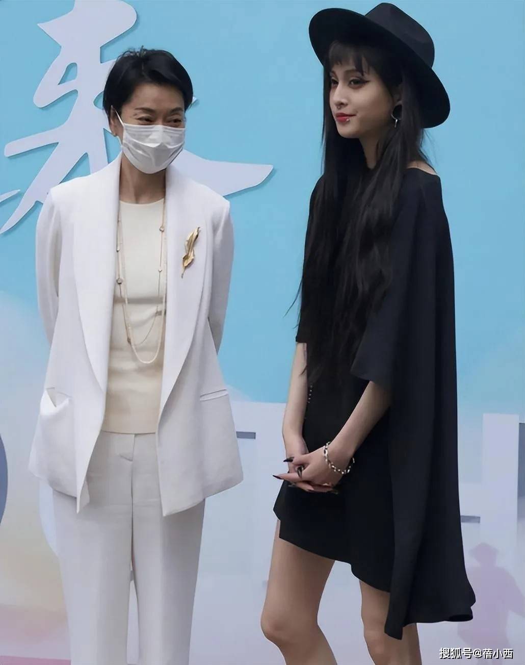 亮相一黑一白两人穿得时髦但站得好尴尬开元棋牌试玩61岁毛阿敏带19岁女儿(图4)