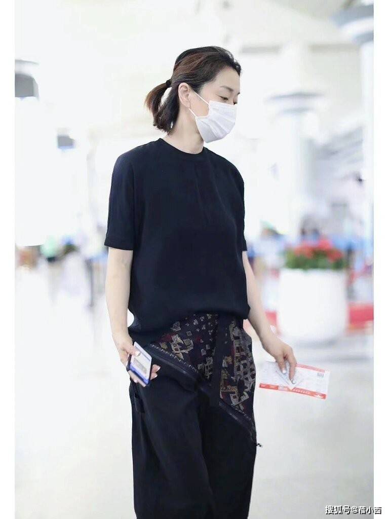 亮相一黑一白两人穿得时髦但站得好尴尬开元棋牌试玩61岁毛阿敏带19岁女儿(图5)