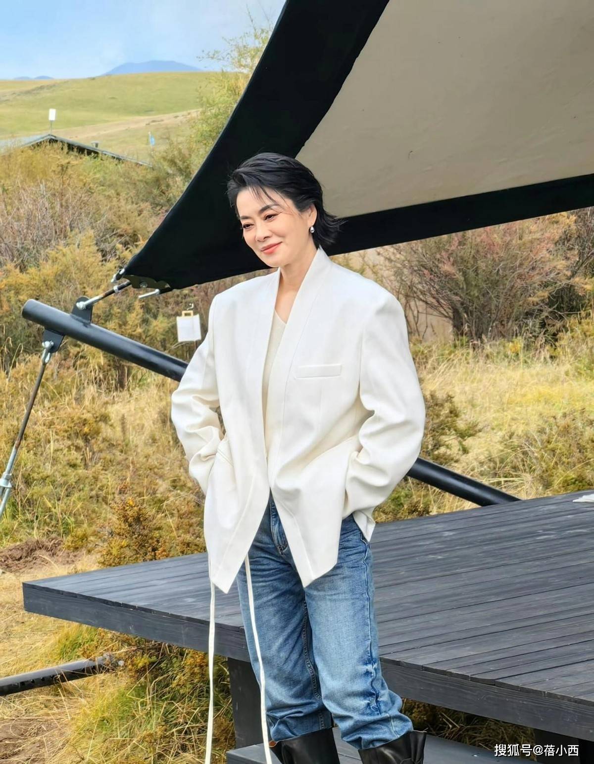 亮相一黑一白两人穿得时髦但站得好尴尬开元棋牌试玩61岁毛阿敏带19岁女儿(图6)