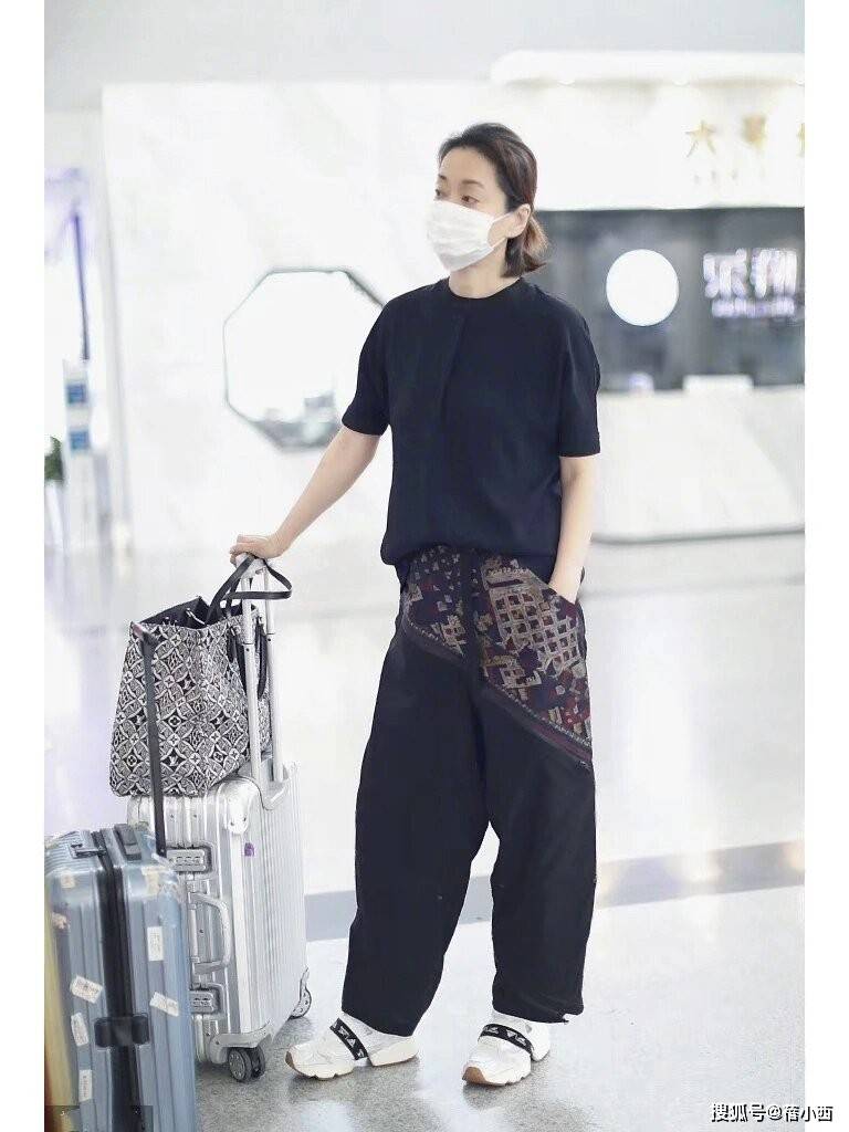 亮相一黑一白两人穿得时髦但站得好尴尬开元棋牌试玩61岁毛阿敏带19岁女儿(图7)