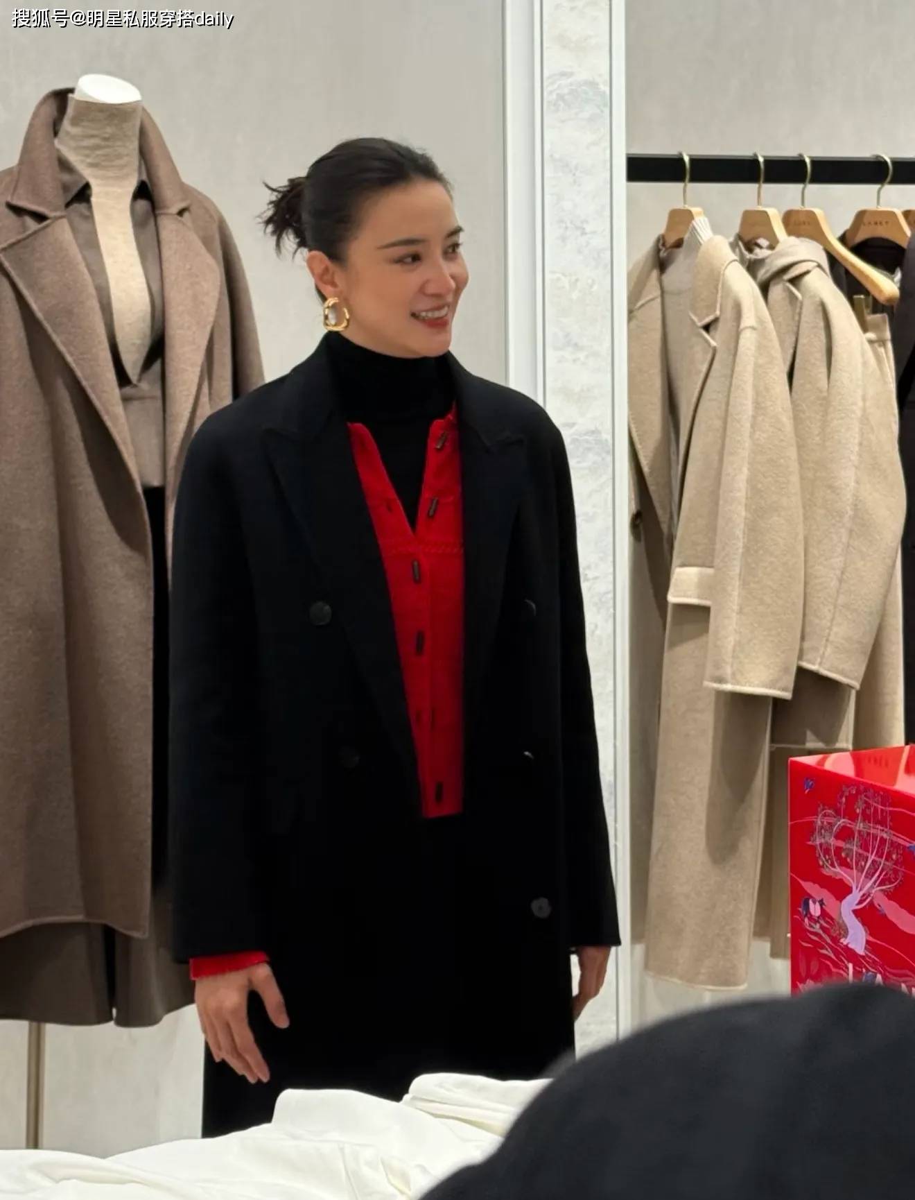 把黑色大衣、红色针织开衫穿出高级感开元棋